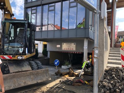 Die Einfahrt zur Tiefgarage ist zzt. wegen eines Wasserrohrbruchs verengt, aber möglich.