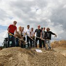 Spatenstich mit (v. links): Stadtrat Adolf Lohwasser (Referent für Vereine, Sport- und Freizeiteinrichtungen), Stadträtin Verena Kiss-Lohwasser, Ina Pinck vom Stadtbauamt, Stadtjugendpfleger Andreas Dietrich, Jugendparlamentarier Modar Abo Naser, Bürgermeister Thomas Herker sowie den Mitgliedern des Jugendparlament 2017/2018 Jonas Hirsch, Jeremy Steinberger, Philipp Hipp und Taulant Ndreka.