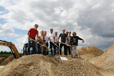 Spatenstich mit (v. links): Stadtrat Adolf Lohwasser (Referent für Vereine, Sport- und Freizeiteinrichtungen), Stadträtin Verena Kiss-Lohwasser, Ina Pinck vom Stadtbauamt, Stadtjugendpfleger Andreas Dietrich, Jugendparlamentarier Modar Abo Naser, Bürgermeister Thomas Herker sowie den Mitgliedern des Jugendparlament 2017/2018 Jonas Hirsch, Jeremy Steinberger, Philipp Hipp und Taulant Ndreka.