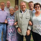 Gertraud Schwarzer (3. v. links) an ihrem 95. Geburtstag mit (von links): 3. Bürgermeister Roland Dörfler, Pfarrer Joachim Kunz,  Irmgard Firnkäs (Tochter), Altbürgermeister und Kreisrat Hans Prechter, Franz Schwarzer (Sohn) und Marianne Schwarzer (Schwiegertochter).