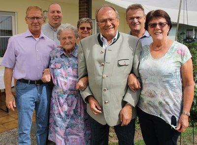 Gertraud Schwarzer (3. v. links) an ihrem 95. Geburtstag mit (von links): 3. Bürgermeister Roland Dörfler, Pfarrer Joachim Kunz,  Irmgard Firnkäs (Tochter), Altbürgermeister und Kreisrat Hans Prechter, Franz Schwarzer (Sohn) und Marianne Schwarzer (Schwiegertochter).