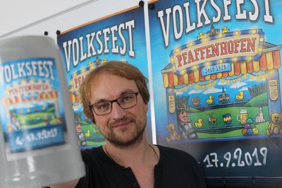 Der Grafiker Marco Bernd hat das Volksfestplakat 2019 gestaltet.