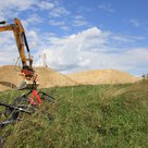 Seit dem offiziellen Spatenstich haben die Bagger am Dirt Park ganze Arbeit geleistet. Bis der Park für Bikerinnen und Biker geöffnet werden kann, dauert es aber noch ein paar Wochen.