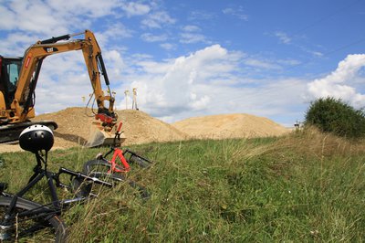 Seit dem offiziellen Spatenstich haben die Bagger am Dirt Park ganze Arbeit geleistet. Bis der Park für Bikerinnen und Biker geöffnet werden kann, dauert es aber noch ein paar Wochen.