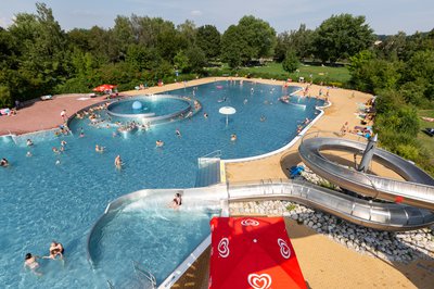 Auch bei spätsommerlichen Temperaturen ist das Freibad ein beliebter Treffpunkt.