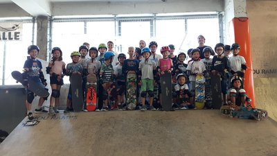 In vier Tagen bringt Workshopleiter Chris Rieger von Wide Wood kiddyskate den Teilnehmern in der Skatehalle Pfaffenhofen alles rund ums Skaten bei.