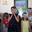 Kinder haben Masken gebastelt.