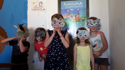 Kinder haben Masken gebastelt.