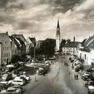 Ungeordnetes Verkehrsgeschehen am Hauptplatz (um 1961)