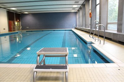 Das Hallenbad an der Georg Hipp Realschule hat wieder geöffnet und wartet bereits auf die ersten Schwimmenthusiasten.