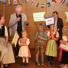 Mädchen und Buben des Kindergartens St. Michael hießen die Besucher des Kulturfestes in verschiedenen Sprachen willkommen.