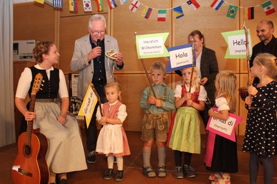 Mädchen und Buben des Kindergartens St. Michael hießen die Besucher des Kulturfestes in verschiedenen Sprachen willkommen.