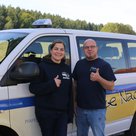 Lena Hauser von der Stadtjugendpflege bedankt sich recht herzlich  bei Frank Schultes von der Fahrschule Fleischmann.	Foto: Stadtjugendpflege Pfaffenhofen.