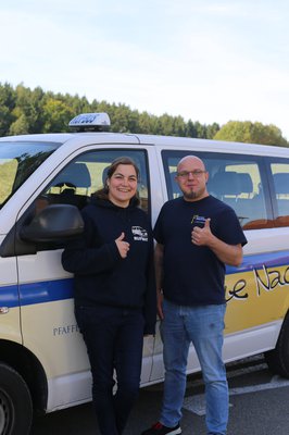 Lena Hauser von der Stadtjugendpflege bedankt sich recht herzlich  bei Frank Schultes von der Fahrschule Fleischmann.	Foto: Stadtjugendpflege Pfaffenhofen.