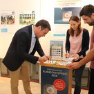 Bei der Ausstellung im Rathaus-Foyer haben Bürgermeister Thomas Herker sowie die städtischen Klimaschutzmitarbeiter Elisabeth Lang und Raimund Gürtner bereits abgestimmt.﻿