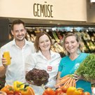 Zweimal die Woche kostenlos frisches Grünfutter für die Kleintiere der Herberge: Raimund und Melanie von REWE Wieselhuber und Sandra Lob, Leiterin der Tierherberge Pfaffenhofen (v.l.)