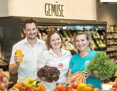 Zweimal die Woche kostenlos frisches Grünfutter für die Kleintiere der Herberge: Raimund und Melanie von REWE Wieselhuber und Sandra Lob, Leiterin der Tierherberge Pfaffenhofen (v.l.)