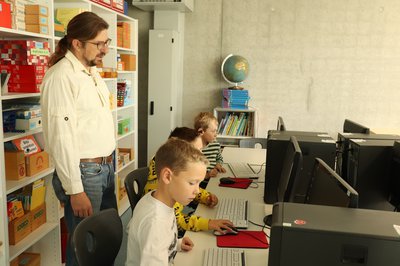Unterricht am Computer in der Grund- und Mittelschule