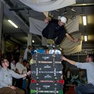 Santino Exenberger beim Sprung zum höchsten Ollie über elf Skateboards