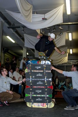 Santino Exenberger beim Sprung zum höchsten Ollie über elf Skateboards