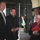 Spendenübergabe in der historischen Ausstellung im Rathausfoyer (von links): Christian Haschner, 2. Vorsitzender der MTV-Schäfflerabteilung, Bürgermeister Thomas Herker, Schäffler-Vorsitzender Heinz Thalmeir und Ursula Beyer, die Vorsitzende des Heimat- und Kulturkreises.