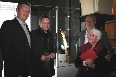 Spendenübergabe in der historischen Ausstellung im Rathausfoyer (von links): Christian Haschner, 2. Vorsitzender der MTV-Schäfflerabteilung, Bürgermeister Thomas Herker, Schäffler-Vorsitzender Heinz Thalmeir und Ursula Beyer, die Vorsitzende des Heimat- und Kulturkreises.