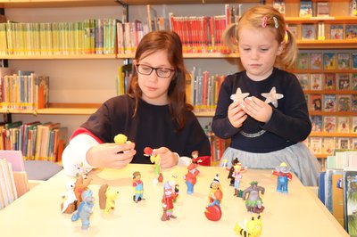 Marie-Elisa und Antonia haben die Tonies in der Stadtbücherei getestet.