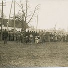 Das Volk beim „Herrgottsjakl“ (heute Kreisel Ingolstädter Straße), das am 9. November 1918 einer Ansprache des Militärmusikers und Vorstands des Pfaffenhofener Soldatenrates, Paul Gohlke, lauscht