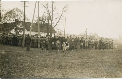 Das Volk beim „Herrgottsjakl“ (heute Kreisel Ingolstädter Straße), das am 9. November 1918 einer Ansprache des Militärmusikers und Vorstands des Pfaffenhofener Soldatenrates, Paul Gohlke, lauscht