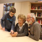 Ein gefragtes Projekt im Senioren-
büro sind die Sprechstunden für Smartphone, Tablet und PC, bei denen Jugendliche den Seniorinnen und Senioren „Nachilfe“ geben (im Bild der 13-jährige Armin Höcherl mit Maximiliane und Anton Knan).
