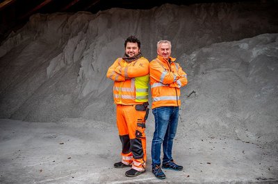 Das Salz ist da, der Stadtservice für den Winterdienst gerüstet. (Tobias Hoiß, Stefan Maier v.l.n.r.)