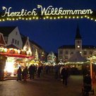 Und, wenn alles fertig ist, können die Tannengirlanden leuchten und die Besucher zum Christkindlmarkt schon von weitem begrüßen.