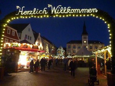 Und, wenn alles fertig ist, können die Tannengirlanden leuchten und die Besucher zum Christkindlmarkt schon von weitem begrüßen.