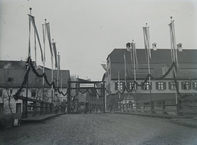 Die für die heimkehrenden Soldaten geschmückte Münchener Straße und die geschmückte Holzbrücke im Dezember 1918.