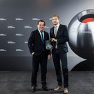 Zweiter Bürgermeister Albert Gürtner und der städtische Nachhaltigkeitsmanager Dr. Peter Stapel nahmen die Auszeichnung für die Nominierung beim Deutschen Nachhaltigkeitspreis 2020 in Düsseldorf entgegen. Foto: Jochen Rolfes