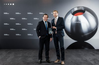 Zweiter Bürgermeister Albert Gürtner und der städtische Nachhaltigkeitsmanager Dr. Peter Stapel nahmen die Auszeichnung für die Nominierung beim Deutschen Nachhaltigkeitspreis 2020 in Düsseldorf entgegen. Foto: Jochen Rolfes