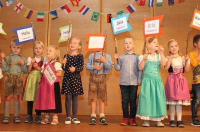 Kinder aller Nationalitäten (hier vom Kindergarten St. Michael) und natürlich auch erwachsene Migranten spielen bei der Arbeit und den Veranstaltungen des Internationalen Kulturvereins die Hauptrolle.