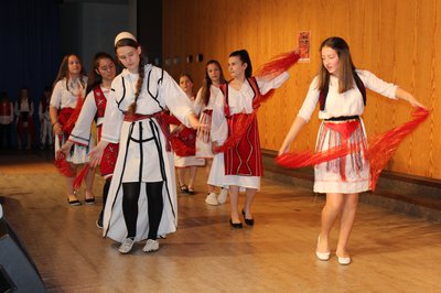 Die Jugendtanzgruppe des albanisch-deutschen Kulturvereins Sali Çekaj ist regelmäßiger Gast bei den Interkulturellen und Interreligiösen Wochen Pfaffenhofen.