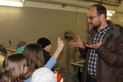 Mit Feuereifer beim Thema Wasser dabei: Andreas Herschmann erklärt Schülern der Niederscheyerer Grundschule den Ursprung des Pfaffenhofener Trinkwassers.