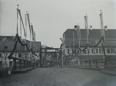 Vorbereitungen für den „Heimkehrerempfang“: Geschmückte Girlanden an der Münchener Straße bedeuteten einen herzlichen Willkommensgruß für die von der Front zurückkommenden Soldaten (Dezember 1918).