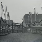 Die für die heimkehrenden Soldaten geschmückte Münchener Straße und die geschmückte Holzbrücke im Dezember 1918