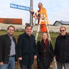 Stadtwerke-Mitarbeiter Manfred Erhardt montierte das Straßenschild für die „Marie-Juchacz-Straße“, und da waren auch (von links) Verkehrsreferent Florian Schranz, Zweiter Bürgermeister Albert Gürtner, die AWO-Ortsvorsitzende Verena Kiss-Lohwasser und der AWO-Kreisvorsitzende Volker Hoppe mit dabei.