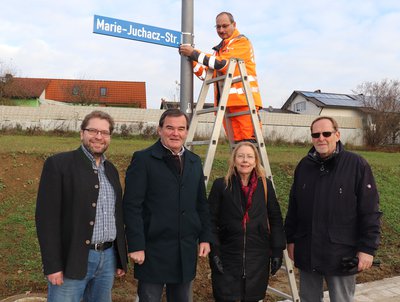 Stadtwerke-Mitarbeiter Manfred Erhardt montierte das Straßenschild für die „Marie-Juchacz-Straße“, und da waren auch (von links) Verkehrsreferent Florian Schranz, Zweiter Bürgermeister Albert Gürtner, die AWO-Ortsvorsitzende Verena Kiss-Lohwasser und der AWO-Kreisvorsitzende Volker Hoppe mit dabei.