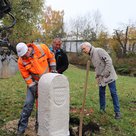 Mitarbeiter der Stadtwerke Pfaffenhofen und Stadtarchivar Andreas Sauer beim Aufstellen einer Replik eines Burgfriedensteins