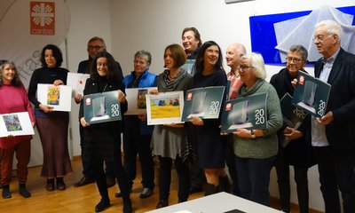 Pia Tscherch (Caritas), Eva Ehrensberger (Leiterin Finanzamt Pfaffenhofen) und Rafael Raddi mit den anwesenden Künstlern