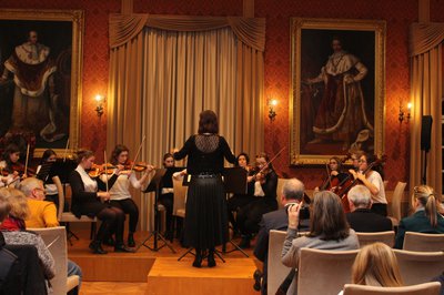 Das Kammerorchester der Städtischen Musikschule unter der Leitung von Eva Kornas