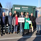 Schlüsselübergabe auf dem neuen Wertstoffhof an Elke Müller vom Abfallwirtschaftsbetrieb des Landkreises Pfaffenhofen und die Mitarbeiter des Recyclinghofes (mit Landrat Martin Wolf, Bürgermeister Thomas Herker und Pfarrer George Spanos).