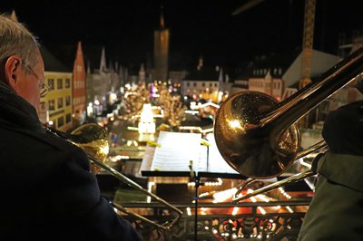 Der Pfaffenhofener Christkindlmarkt aus der Perspektive der Bläsergruppe auf dem Rathausbalkon