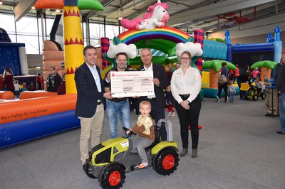 Bürgermeister Thomas Herker (l.) freut sich über die Spende der Sparkasse aus den Händen von Marktbereichsleiter Bernhard Mayer (2. v.re.). Außerdem auf dem Bild: Prvatkundenberaterin Emily Staacke, Hüpfburgverleiher Norbert Kurzmeier