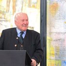 Professor Nikolaus Hipp hat das neue Fenster gestaltet